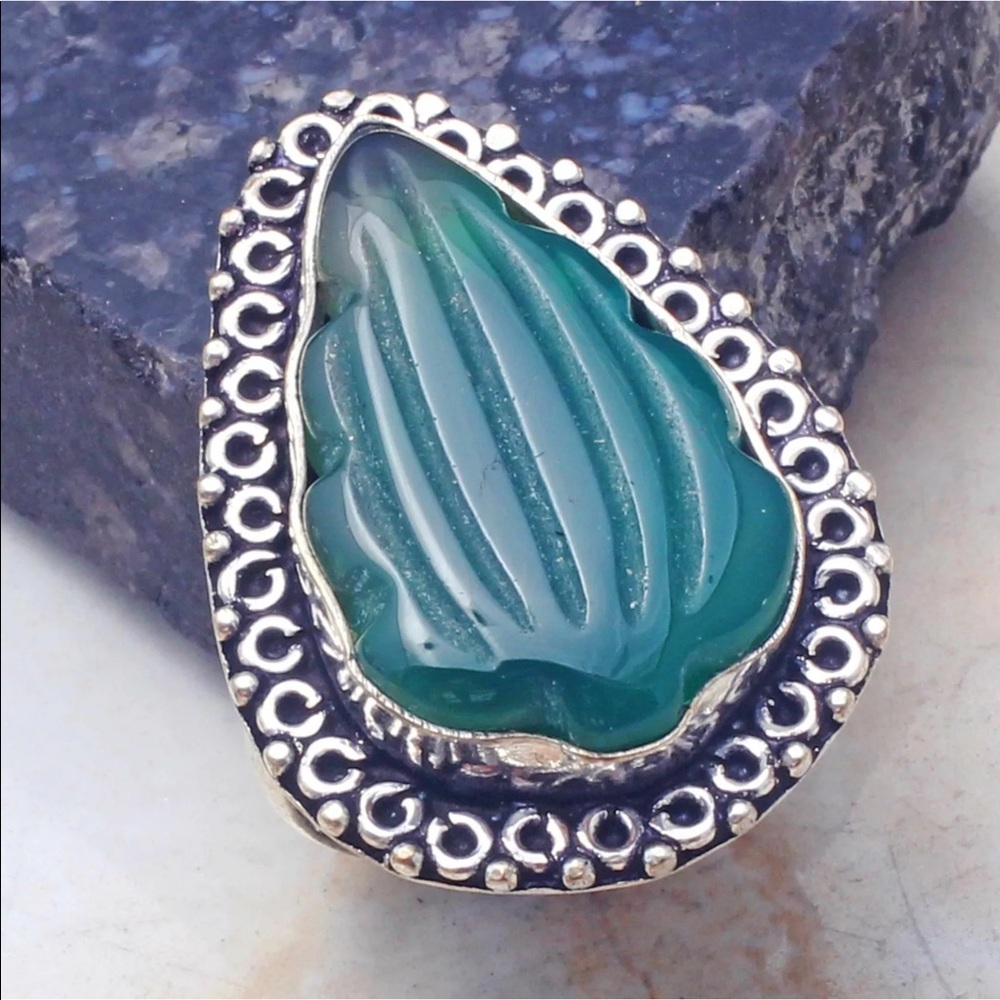 Carved green onyx silver ring size 8 - Picture 3 of 4